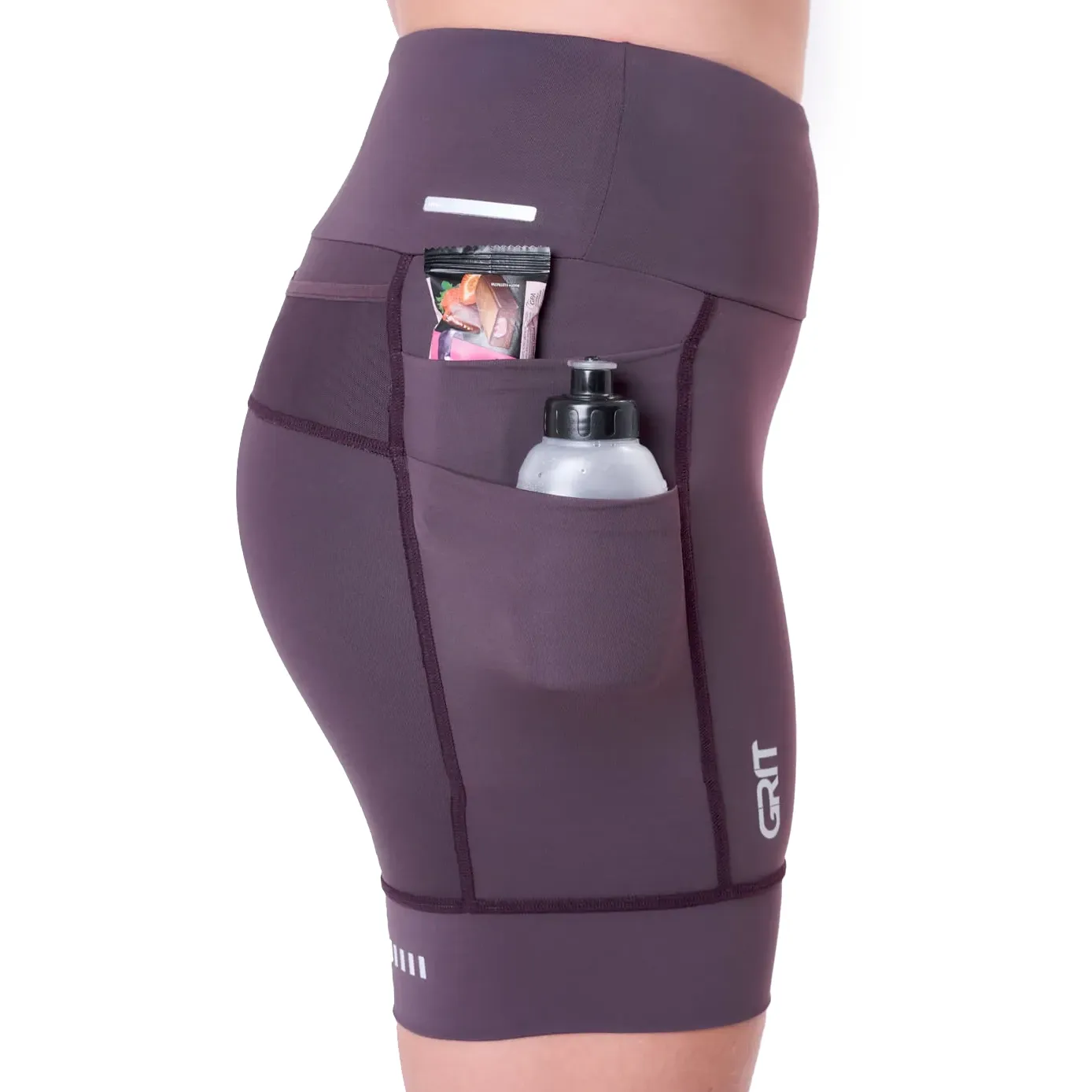 Bermuda feminina Authen Grit Bossa roxa com bolsos em uso para corrida